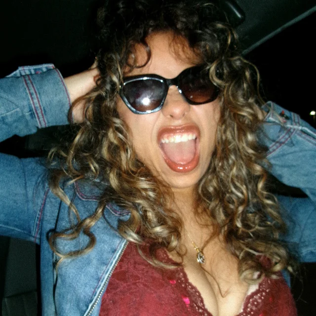 Historia y letra de iloveitiloveitiloveit de Bella Kay: Letra y Análisis