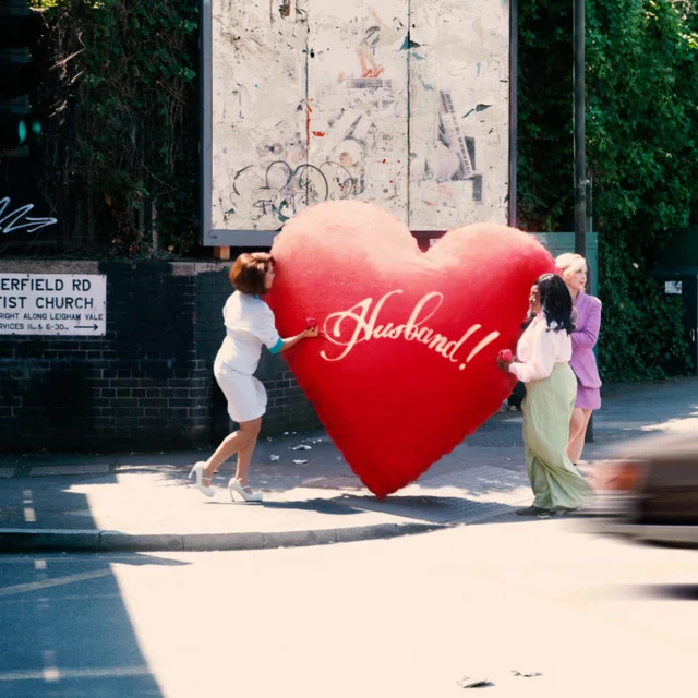 De qué trata WHERE IS MY HUSBAND! de RAYE: Letra y Análisis